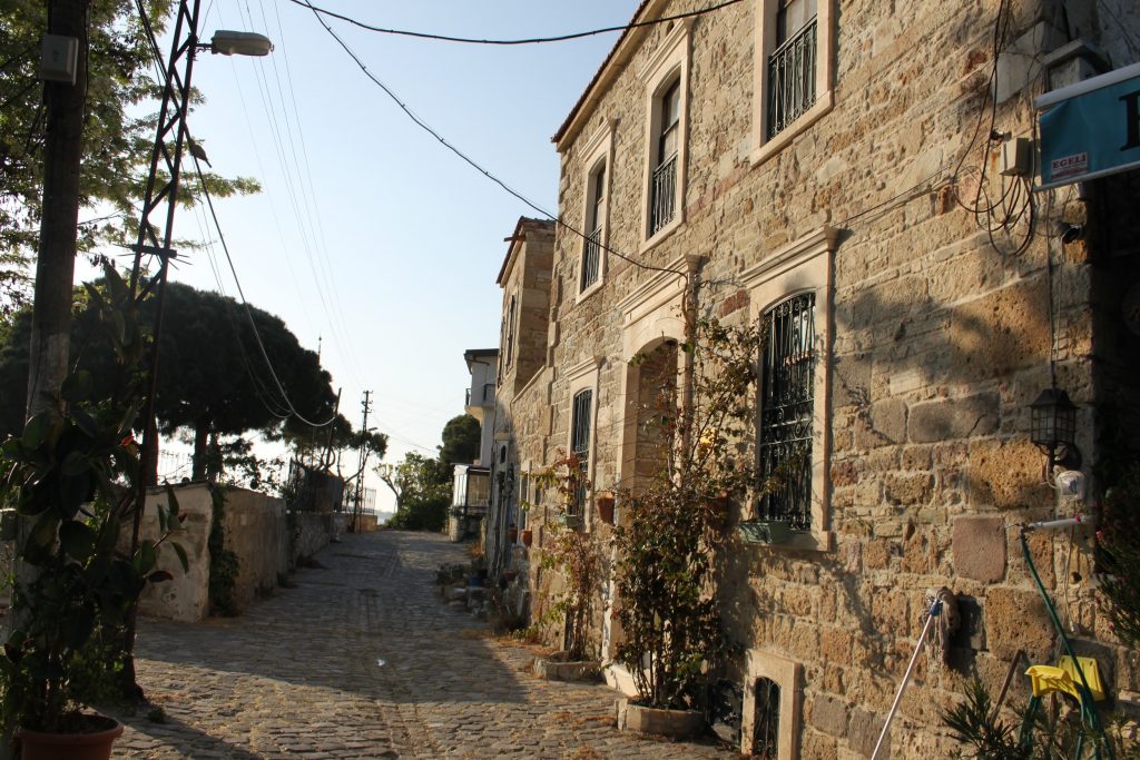 eski foça sokakları